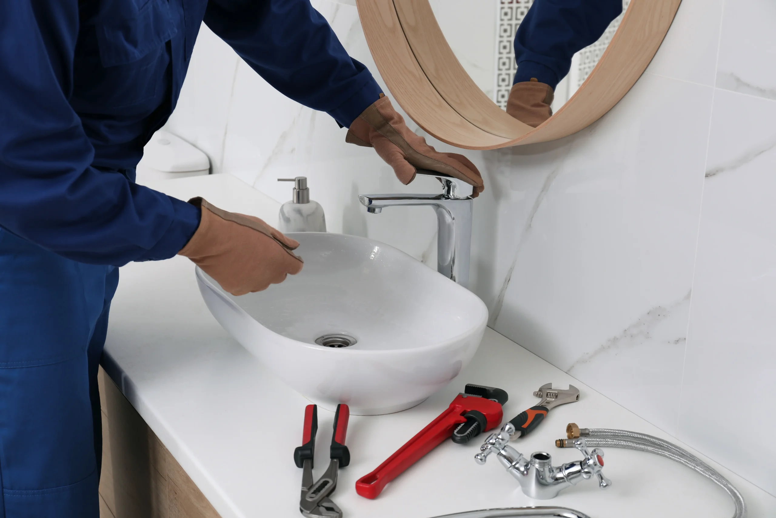 Bagno moderno con sanitari sospesi appena installati