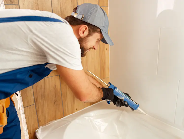 Box doccia in vetro installato in un bagno ristrutturato