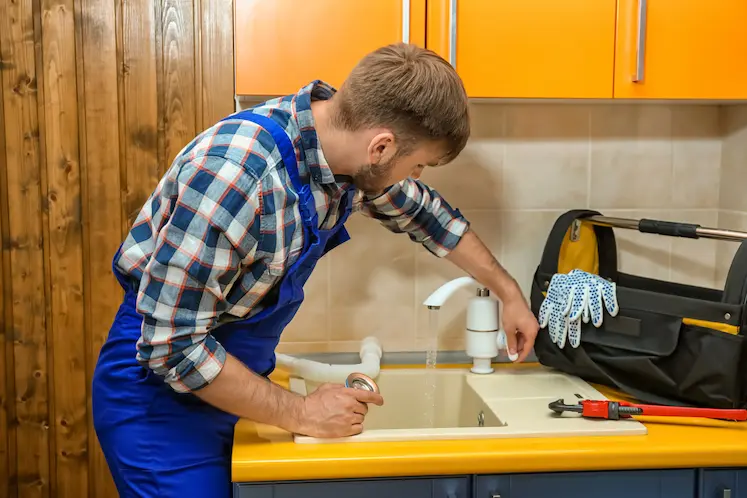 Riparazione di un lavandino in bagno